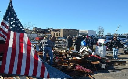 Residentes recorren la zona afectada por el paso de un tornado que afecto el estado de Oklahoma la semana pasada.
