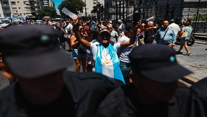 Los sindicatos denuncian la Ley Bases y Puntos de Partida para la Libertad de los Argentinos que incluye la privatización de empresas.