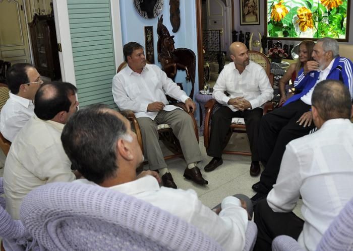 El sábado 28 de febrero de 2015, 73 días después que pisaron tierra cubana Los Cinco Héroes acudieron al encuentro con su Comandante en Jefe, Fidel Castro. Foto: Estudios Revolución.