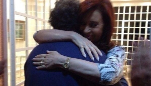 El abrazo en el primer encuentro entre Guido y Cristina Fernández. (Foto: (Foto: @CFKArgentina) 