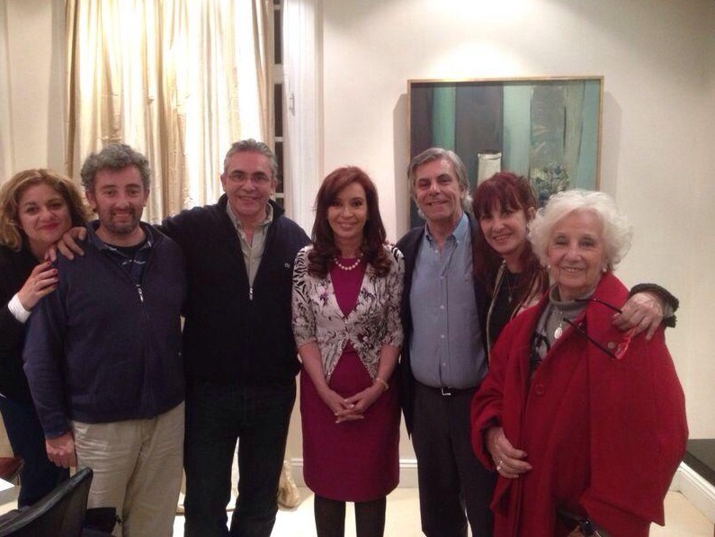 La mandataria aseguró que en el encuentro se tomaron varias fotos con los celulares. (Foto: @CFKArgentina)