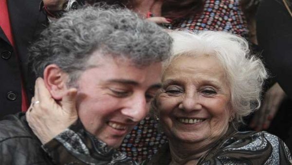 Estela de Carlotto, presidenta de la organización Abuelas de Plaza de Mayo, se negó a ofrecer muchas declaraciones a los presentes para que su nieto fuese protagonista del evento (EFE)