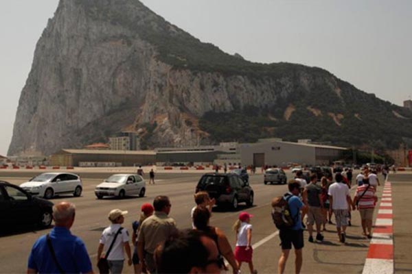 España podría cobrar 50 dólares por pasar por la frontera con el Peñón de Gibraltar. (Foto: elmundo.es)