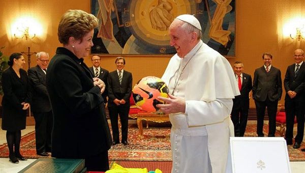 El Papa Francisco recibió la visita de la dignataria brasileña. (Foto: EFE)