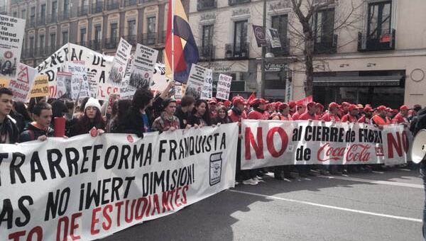 Estudiantes y trabajadores de Coca Cola juntos en Madrid. Unidos contra políticas del Gobierno de Mariano Rajoy. (Foto: @HsalasteleSUR)