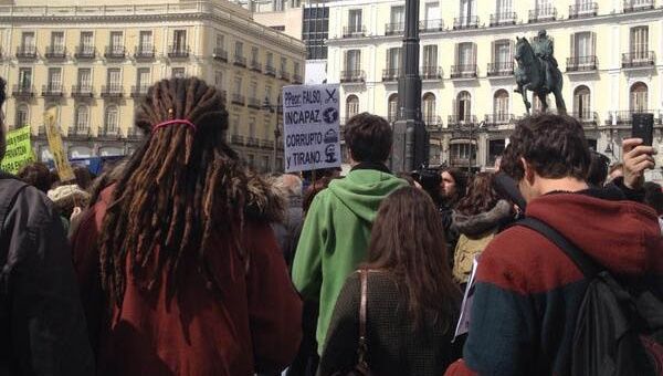 Estudiantes en huelga llegan a la Plaza Puerta del Sol. "Que no queremos pagar su deuda", cantan los estudiantes. (Foto: @HsalasteleSUR)