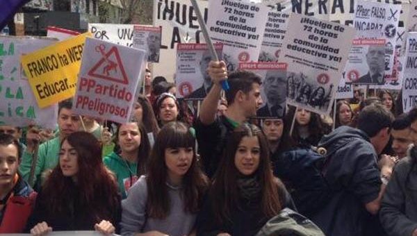  "Ministro (de educación) dimite, el pueblo no te admite", se oye. Otra marcha estudiantil multitudinaria. (Foto: @HsalasteleSUR)