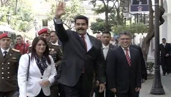 Maduro llegó a la Casa Amarilla (sede de la Cancillería) acompañado del canciller, Elías Jaua. El presidente ha reiterado su disposición de diálogo con todos los sectores sociales del país (Foto: teleSUR)