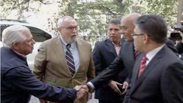 El canciller venezolano, Elías Jaua, recibe a la delegación de la oposición para los diálogos exploratorios.  (Foto: teleSUR)