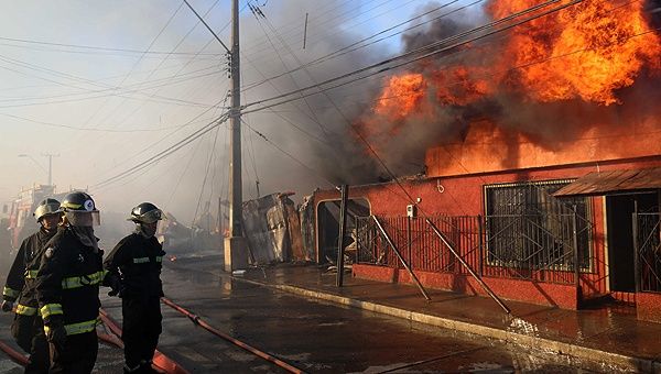 Los gobiernos de Uruguay, El Salvador y Panamá desean que los cuerpos de bomberos y seguridad puedan controlar la situacion en las próximas horas (Foto: emol)