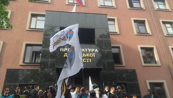 Activistas prorrusos tomaron varios edificios gubernamentales e izaron la bandera que los identifica. (Foto: @MauricioAmpuero)