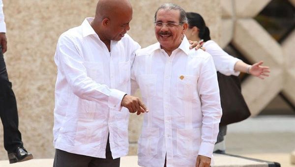El presidente de Haití, Michel Martelly y su homólogo dominicano, Danilo Medina, durante una reunión en Venezuela acordaron reanudar los procesos de diálogo. (Foto: EFE)