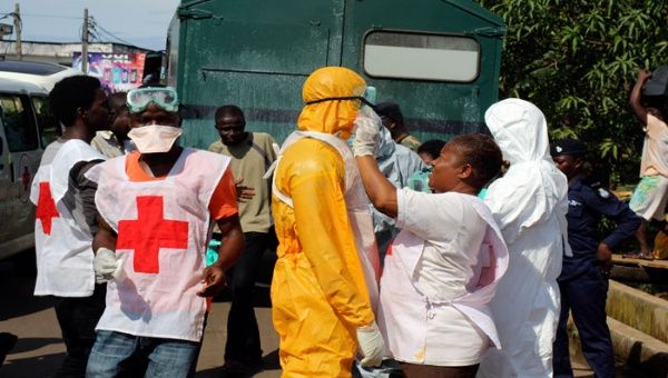 Personal médico continúa asistiendo a los contagiados en África occidental  (Foto:Reuters)