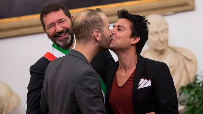 Los 16 matrimonios homosexuales fueron registrados en Roma este sábado.(Foto: EFE)