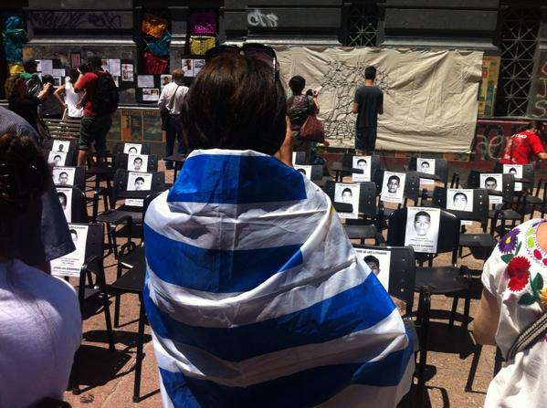 Uruguayos participan en jornada Somos Ayotzinapa. (Foto: @SivoriteleSUR)