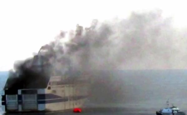 El clima adverso dificulta las labores de rescate de los pasajeros del ferry Norman Atlantic.