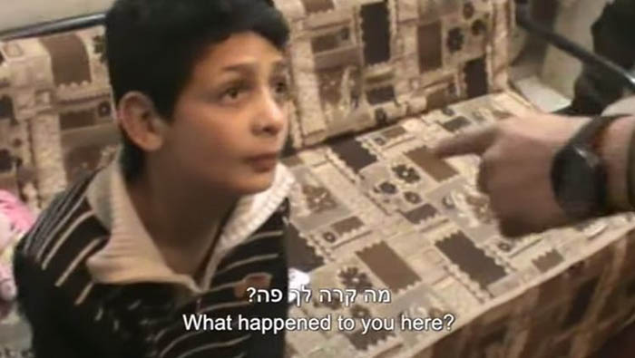 Los niños asustados contestan a las preguntas de los soldados israelíes.