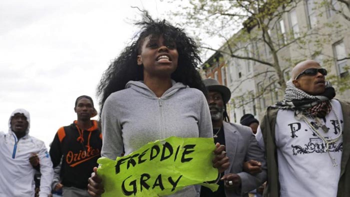 Familiares de Freddie Gray reclaman por el abuso policial al que fue sometido el joven de 25 años.