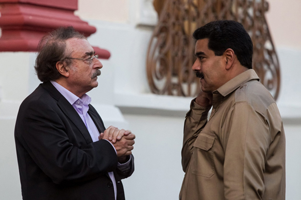 El periodista español, Ignacio Ramonet, junto al presidente Nicolás Maduro.