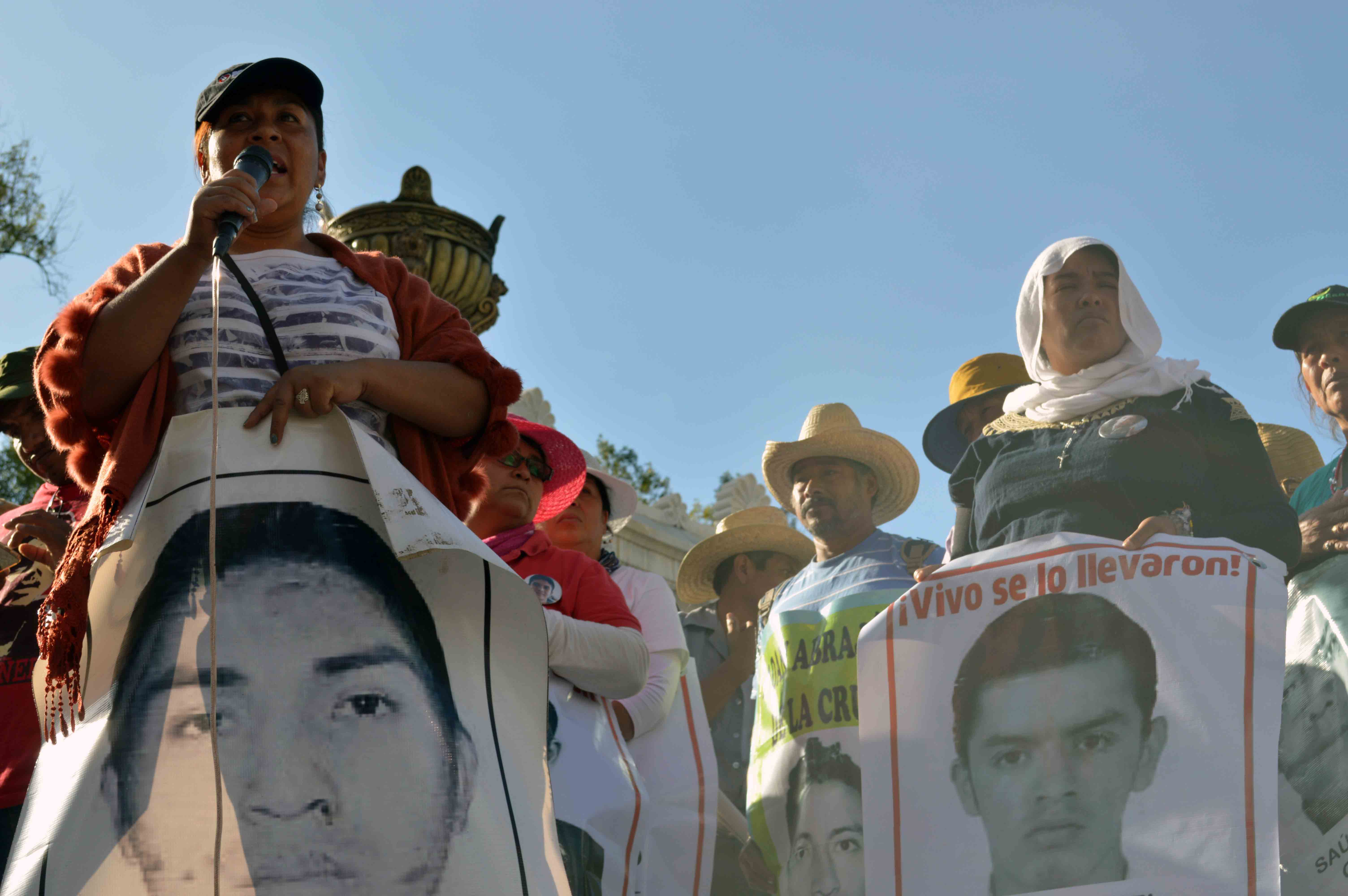 Los padres de las victimas creen que sus hijos están vivos y están en manos de la policía mexicana.