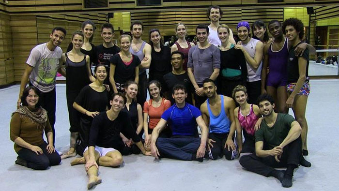Sean Mahoney, integrante del elenco de la compañía del coreógrafo estadounidense Paul Taylor, junto con miembros del cuerpo nacional de baile de Uruguay.