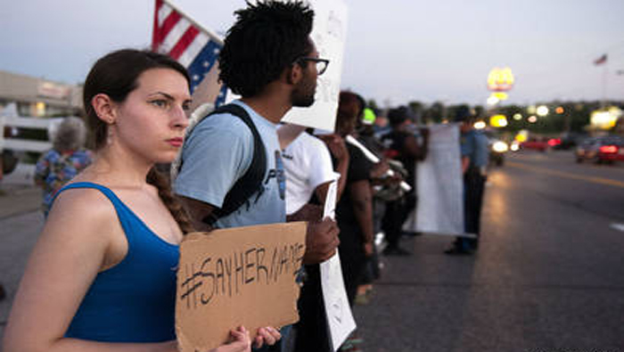 Mnaifestantes rechazan actos de racismo por parte de la policía estadounidense.