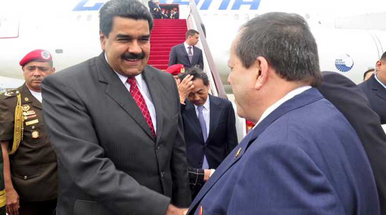 Maduro compartió con los funcioarios que fueron a recibirlo