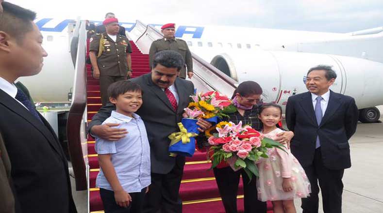 Maduro y la primera combatiente, Cilia Flores, recibieron una ofrenda florar a su llegada a Beijing