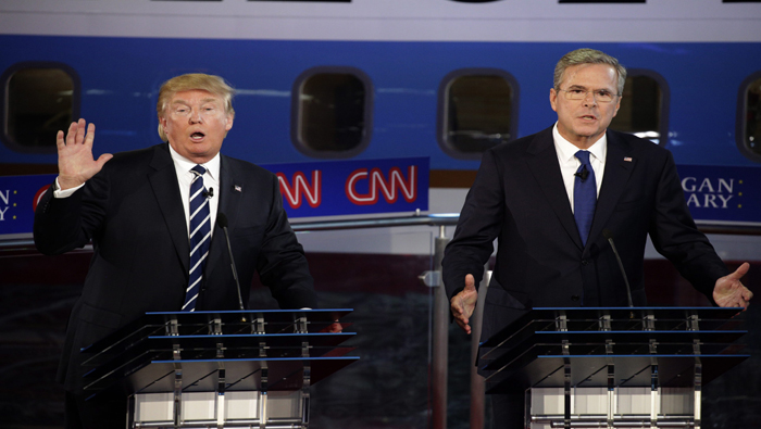 Los candidatos republicanos Donald Trump (izquierda) y Jeb Bush (derecha) dialogaron en el debate de Simi Valley en California.