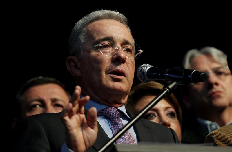 A Uribe se le acusa de cometer actos paramilitares contra el pueblo antioqueño.