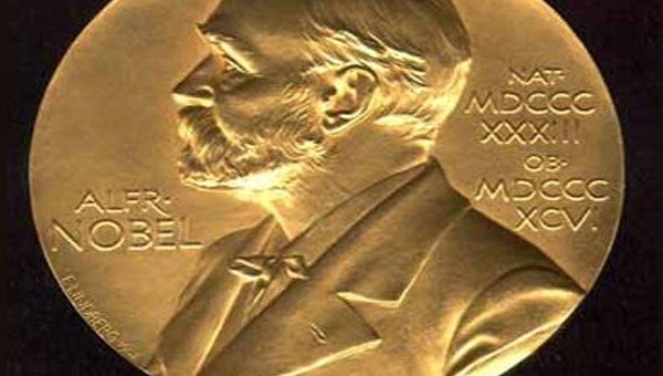 El Premio Nobel ha sido objeto de aplausos y críticas durante sus años de entrega a grandes personajes.
