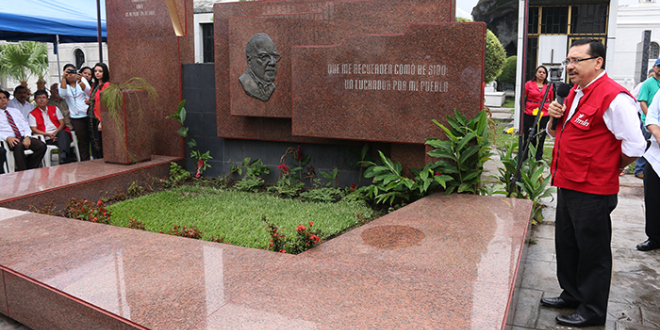 Medardo González, coordinador general del FMLN, ofreció un discurso ante la tumba del líder histórico.