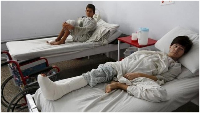 Niños afganos heridos, que sobrevivieron a un ataque aéreo estadounidense en un hospital de Médicos Sin Fronteras (MSF) en Kunduz, reciben tratamiento.