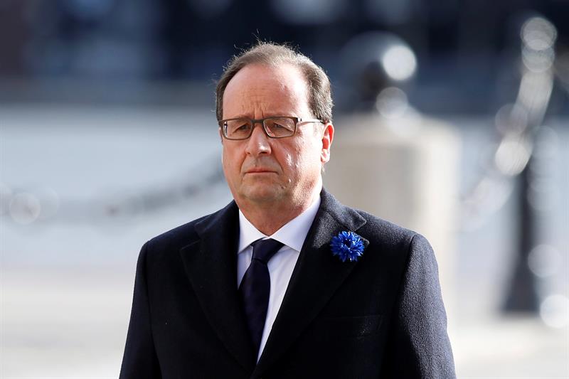 Hollande propone crear un organismo que regule los acuerdos de la Cumbre en París.