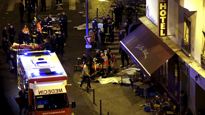 Los heridos son evacuados fuera del escenario en el teatro Bataclan en París, Francia.
