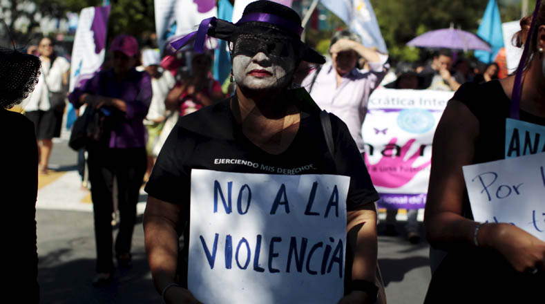 Una mujer sostiene un cartel que dice No a la violencia (San Salvador, El Salvador).
