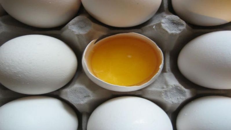 Dejar un huevo toda la noche a la intemperie es una tradición en El Salvador.