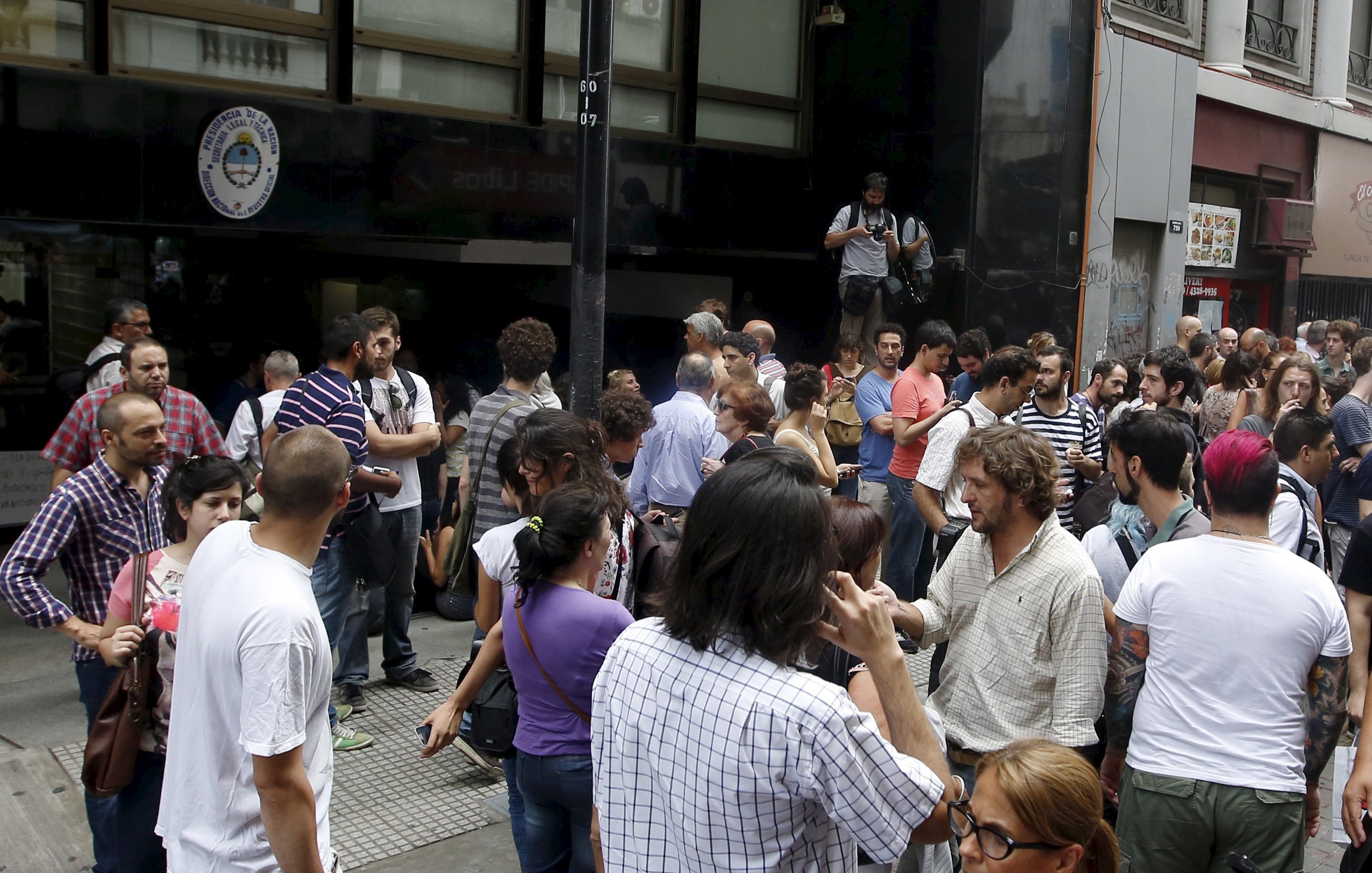 El gobierno de Argentina podría despedir a más de 60 mil empleados públicos