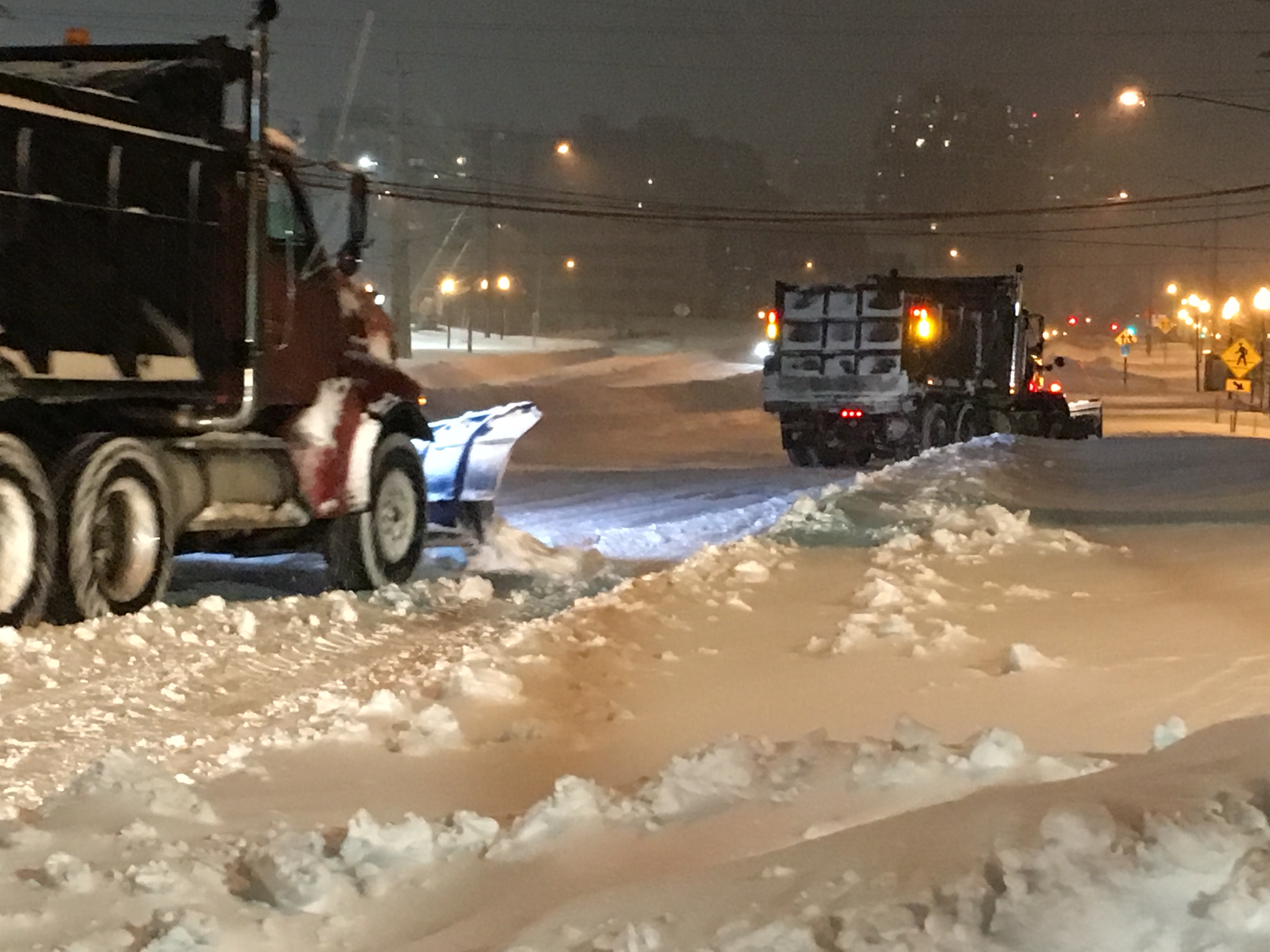 El tráfico estuvo cortado el sábado por la cantidad de nieve que caía en Estados Unidos.