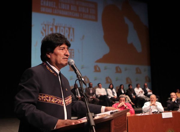 El líder boliviano participa en el foro internacional en honor a Chávez que se realiza en Caracas.