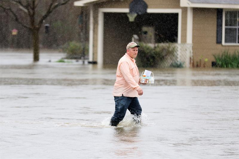 Las calles de Luisiana están totalmente colapsadas, el agua ha ingresado a las viviendas y los daños han sido millonarios.