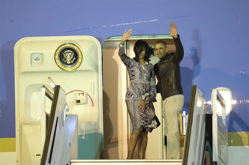 Obama y su esposa abordando el Air Force One a Washington