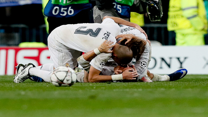 Los jugadores del Real Madrid celebran la victoria ante el Wolfsburgo, al término del partido de vuelta de cuartos de final de la Liga de Campeones.