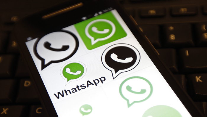 Foto de una pantalla de celular con imágenes relacionadas con WhatsApp.