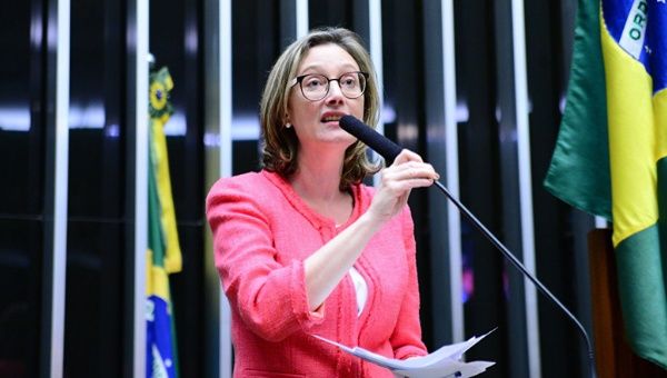 La parlamentaria María do Rosário advierte que Rousseff está siendo acusada de ofensas que no justifican un juicio político.