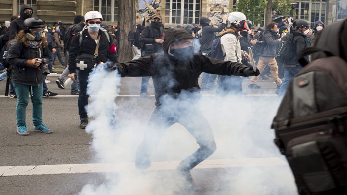 La policía francesa reprime a los manifestantes que repudian el proyecto de reforma laboral.