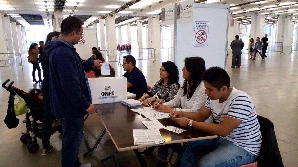 Los peruanos residentes en el exterior ejercen su derecho al voto desde el sábado.