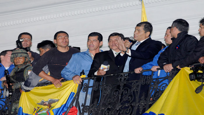 El presidente de Ecuador, Rafael Correa, se dirigió a sus partidarios desde el balcón del Palacio de Gobierno el 30 de septiembre de 2010 tras ser secuestrado.