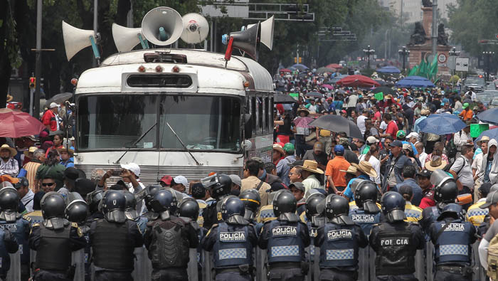 Policías bloquean caravana del CNTE