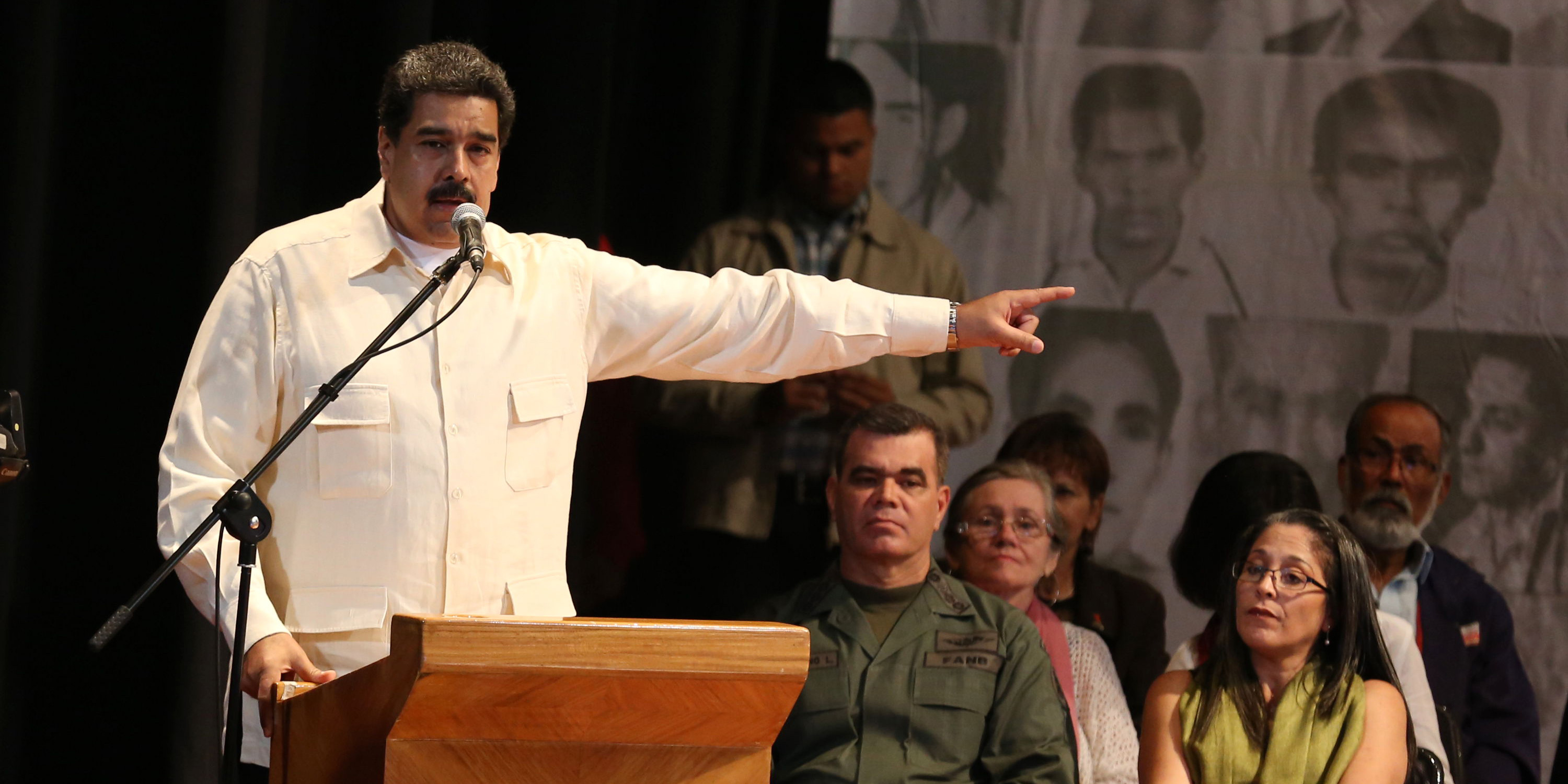Desde el Teatro Nacional de Caracas, Maduro enalteció la labor de los luchadores sociales asesinados en el siglo XX.